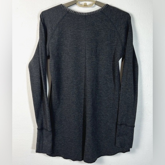 Lululemon Women's L Grey Stripe REVERSIBLE Open Your Heart Long Sleeve - Picture 6 of 6